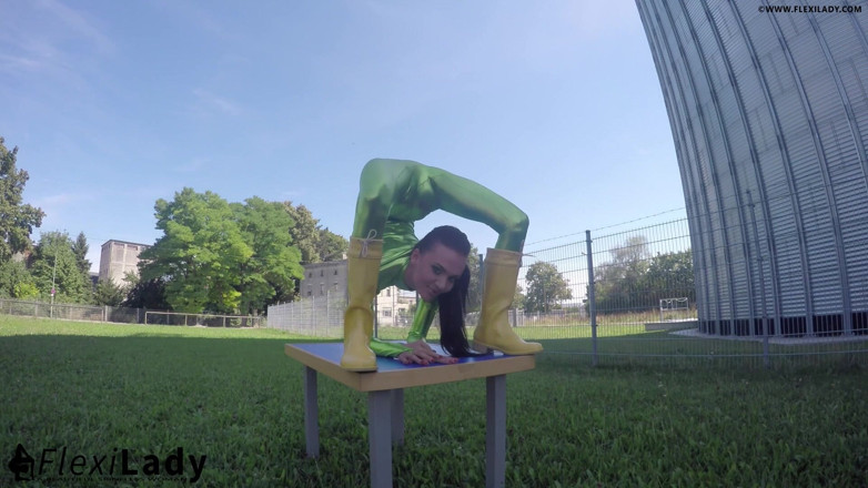 Flexilady: Extreme Shiny & Bendy
