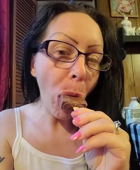 Raven Willow: Mmm ráda kouřím věci, pokud je mi dobře v puse,...