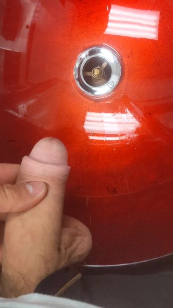 Russie Goodboy: Un garçon non circoncise fait pipi dans un évier