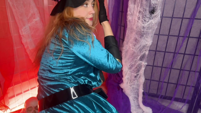 Sheryl X Sinclair: Глупая рабыня должна лизать обувь безумного шляпника со слюной в видео от первого лица