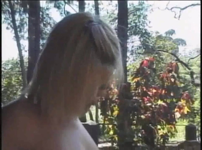 Shemale videos: Blonde latina transeuel von twink im exhibitionistischen cruising-wald gefickt
