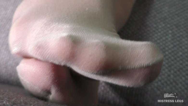 Mistress Legs: Primer plano de suelas sexy en pantimedias desnudas