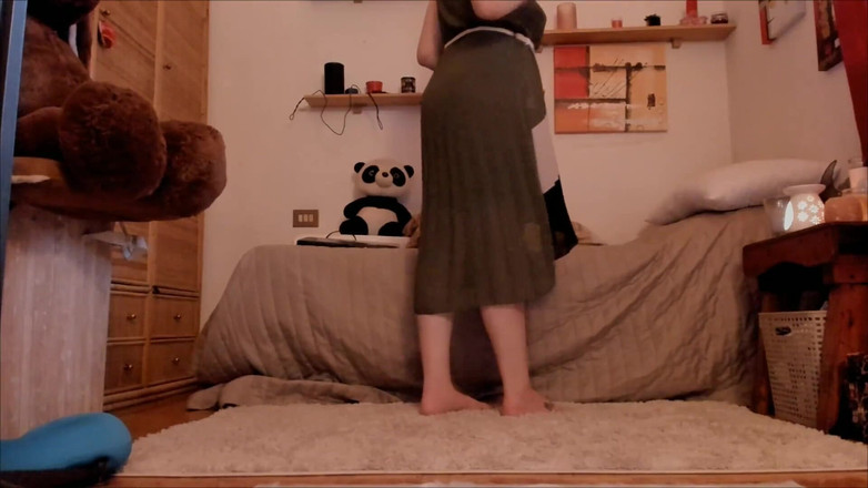 Nicoletta Embassi: Chica italiana se mea en su pc llenando todo con...