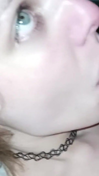 Troia amatoriale in lingerie sexy video fatto in casa succhia un grosso cazzo con sborrata sul viso