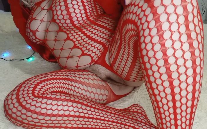 Whitekitten: Bodysuit dan bulu fisnhet merah menggoda