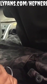 Linda Redbone me chupa en el asiento trasero mientras su novio está en el trabajo