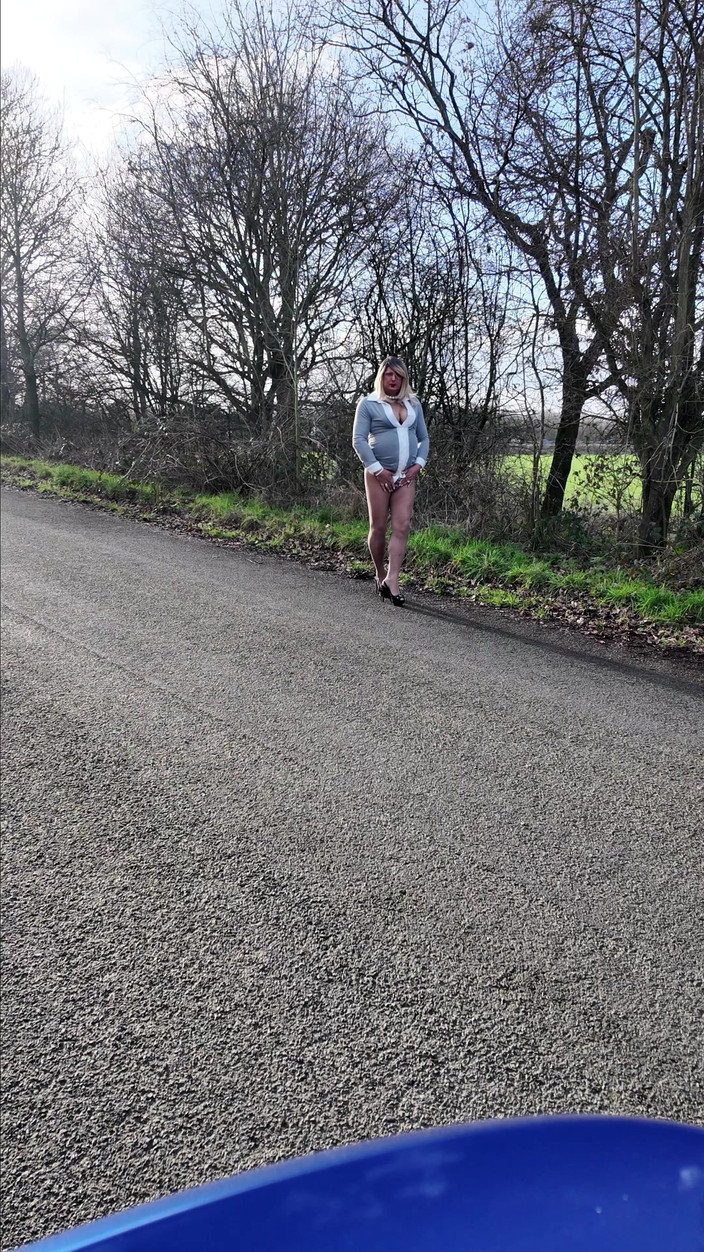 Kellycd2022: Sexy Crossdresser kellycd2022 vyjíždí na odpolední jízdu v punčochách a...