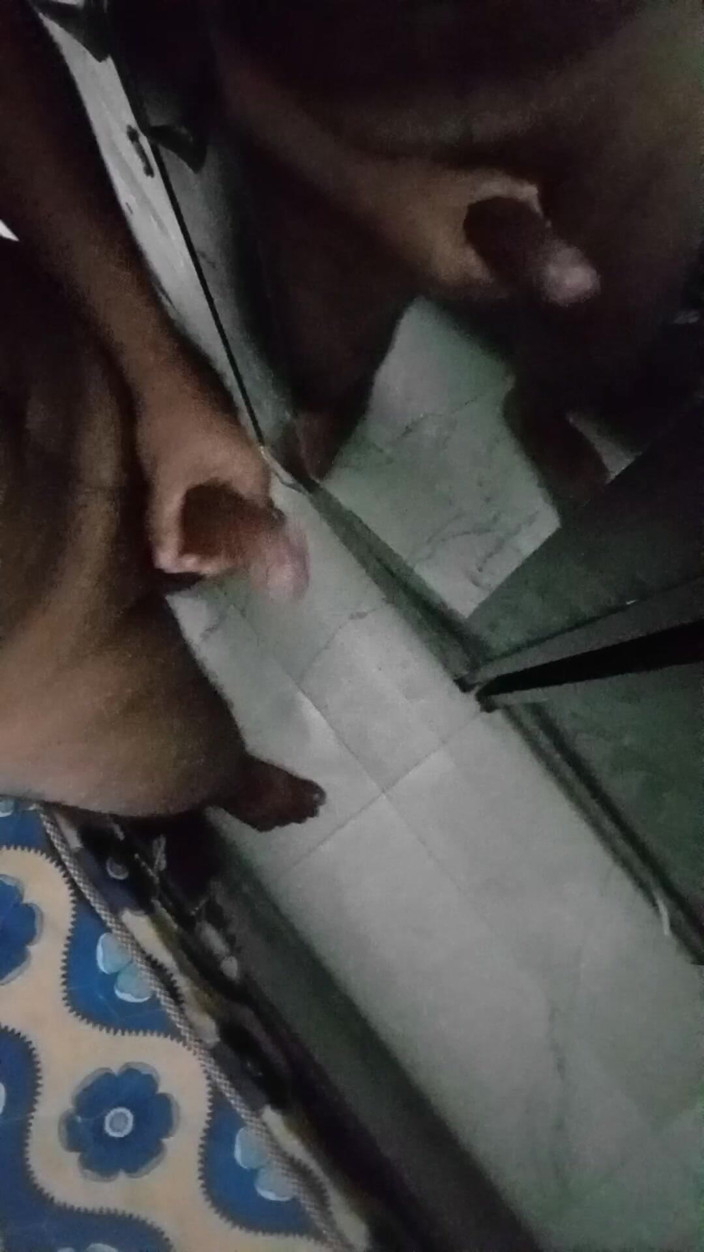 Raaz26d: Engrasando mi gran polla en el dormitorio y masturbándome delante...