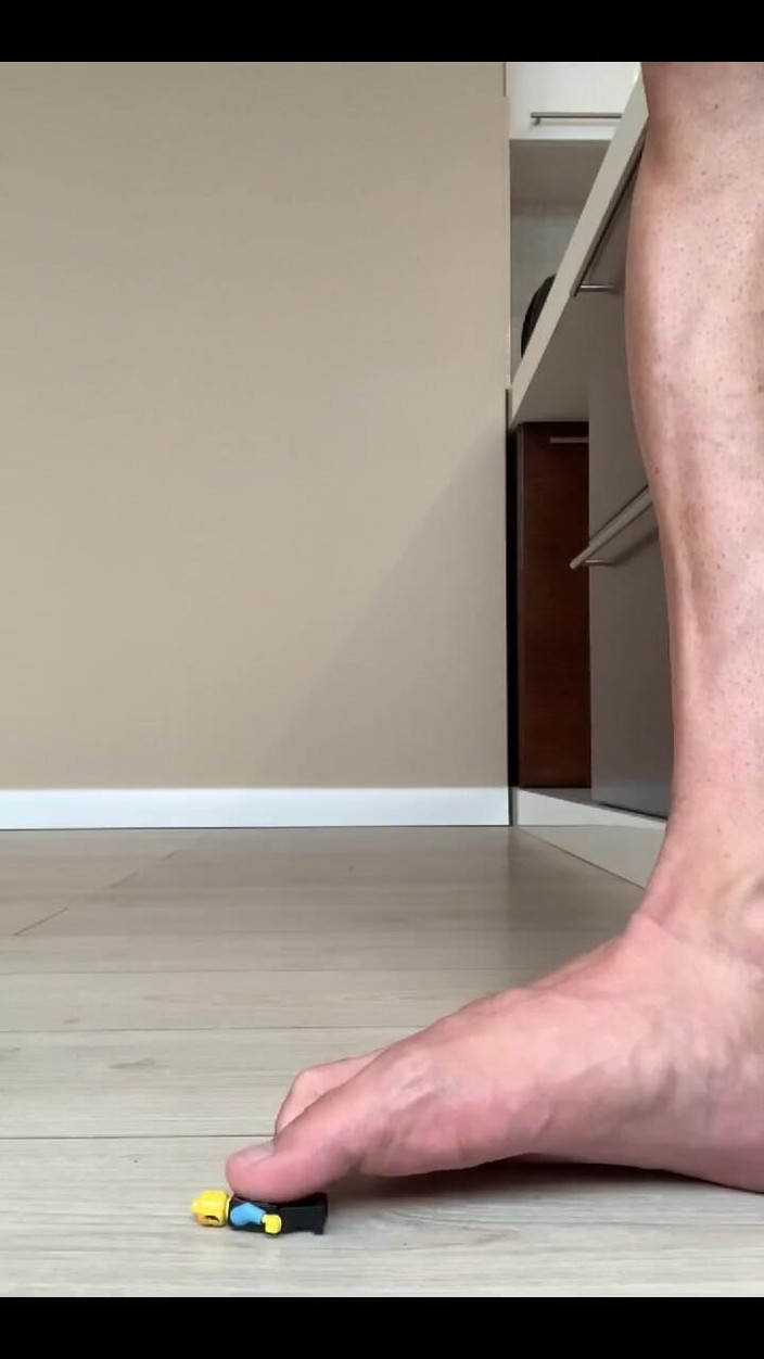 Jasons feet: Tiny är rädd för jätten