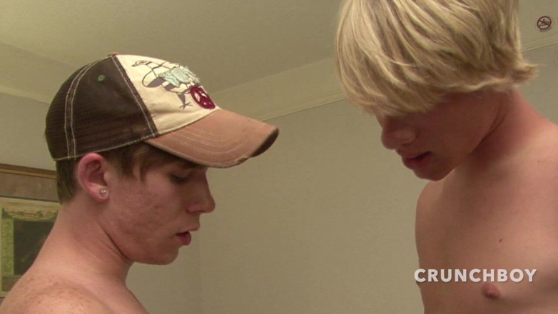 Crunch Boy: Mladý gay kouří tyto heterosexuální kámoše a šuká bez kondomu