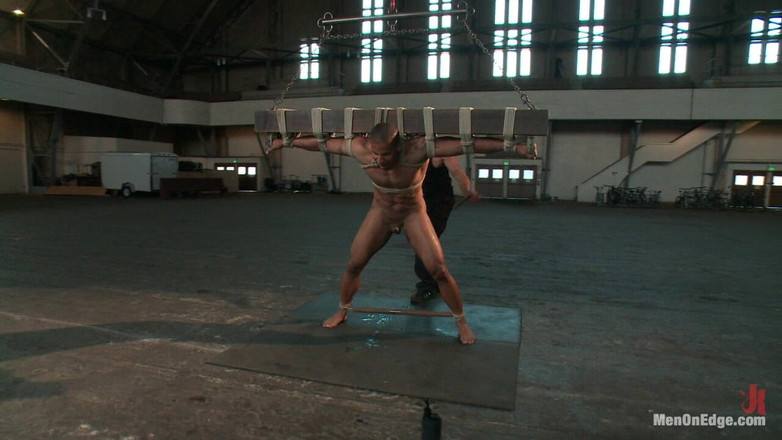 Men on Edge: Robert Axel - dios muscular heterosexual