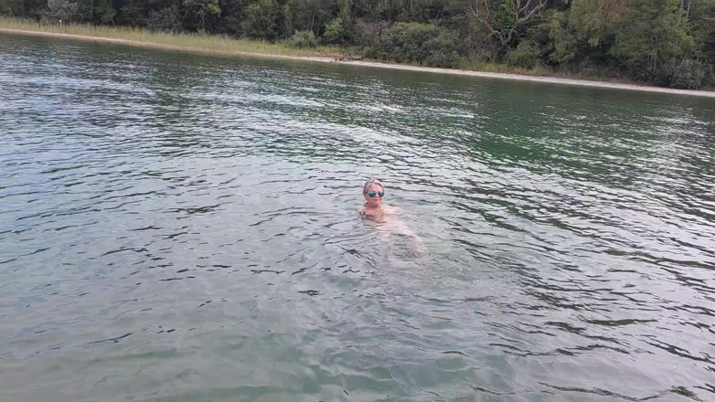 martinawest: Sexy Oma Schwimmt Nackt Im See