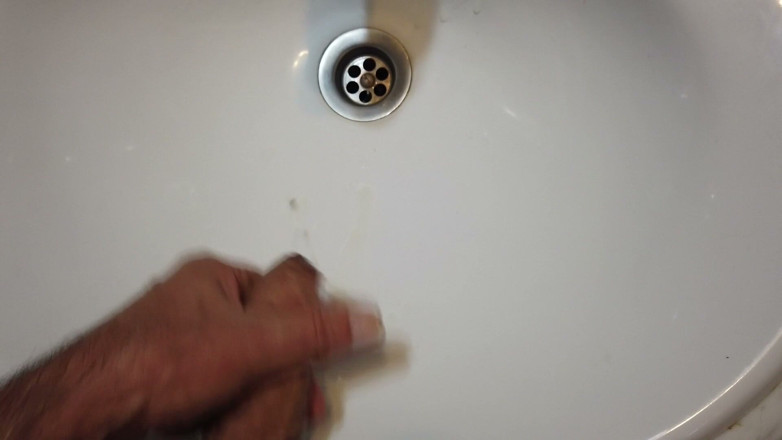 Akasha7: Boquete rápido no banheiro da casa dos meus pais, quase...