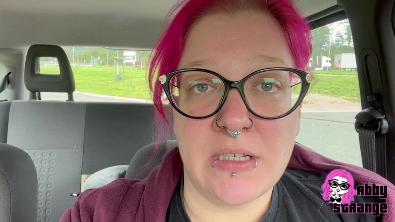 Abby Strange: アウトバーンの休憩所で小便をする