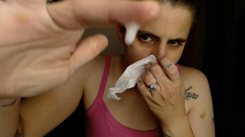 Abby Anna: 生病的女孩在脸上弄得一团糟