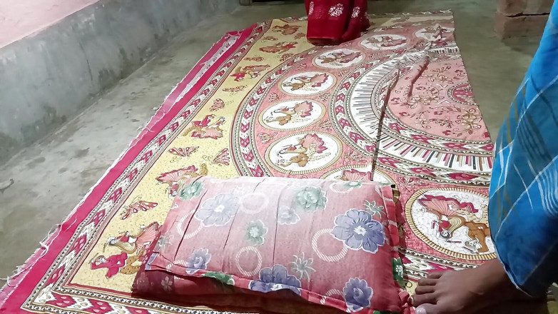 Pakhi0705: 朋友的妻子来家里展示阴户在晚上