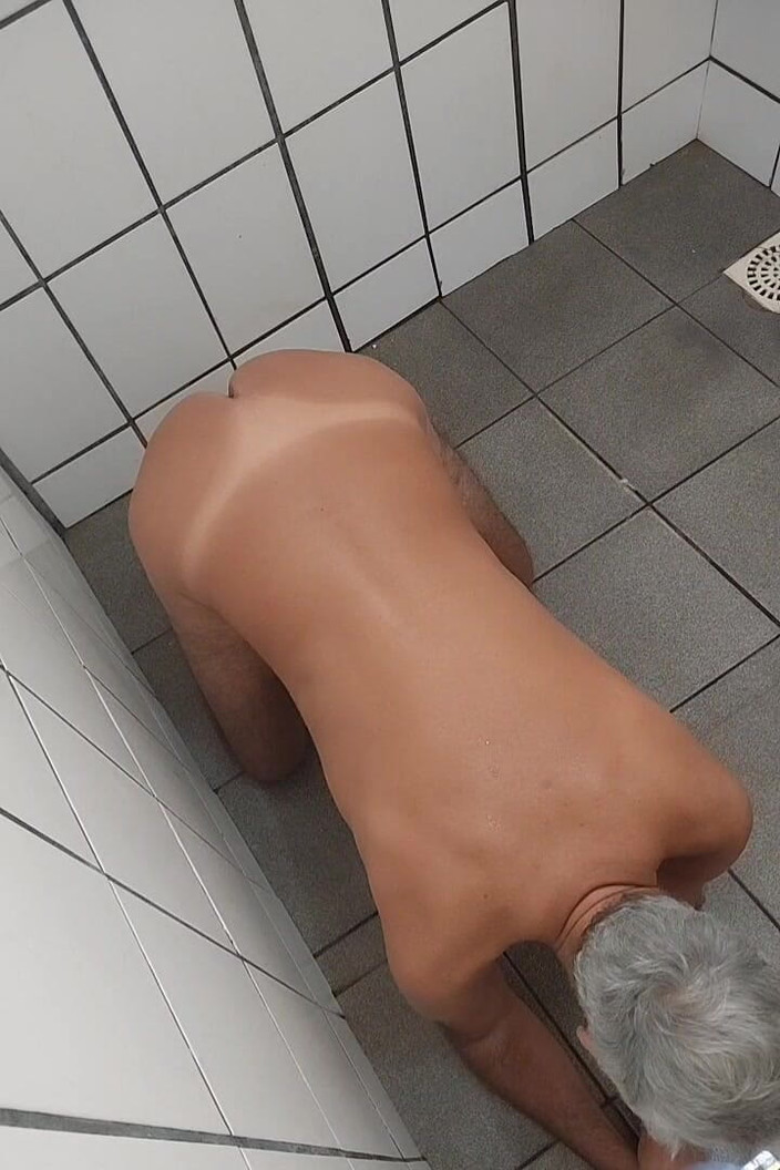 Ladysilvas: 이웃집 욕실에서 자국이 남은 채 햇볕에 그을린 섹시한 엉덩이를 자랑하는 레이실바