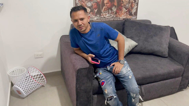 MelaniRincon: 義理の兄は、私が彼のことを考えて自慰行為をしているときに私を発見します