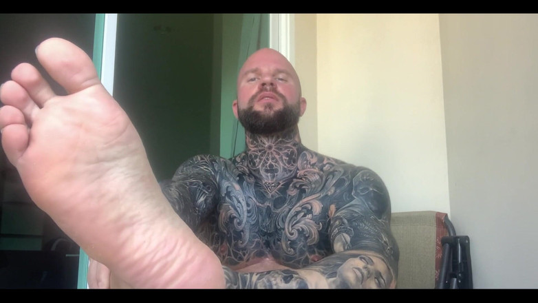 Jasons feet: 아빠는 마침내 지난 40 일 동안 모든 문신을 했어