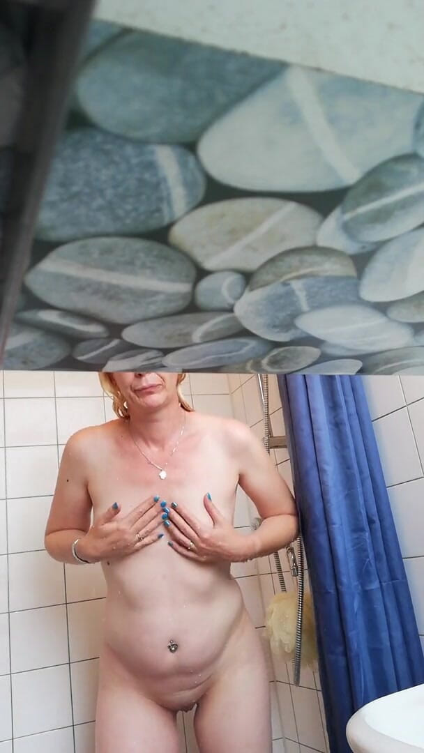 minoesje37: Shower whit litle playing