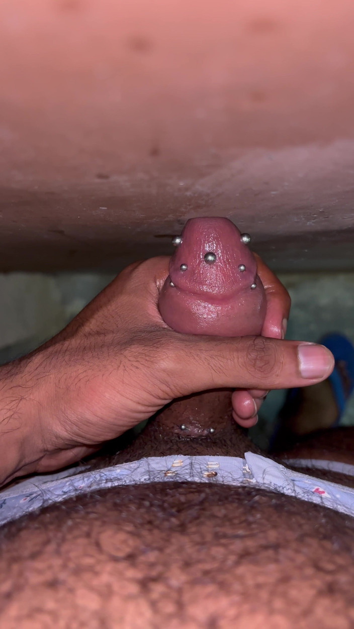 ISHNAV: Mi masturbo con il mio bellissimo cazzo trafitto e circonciso