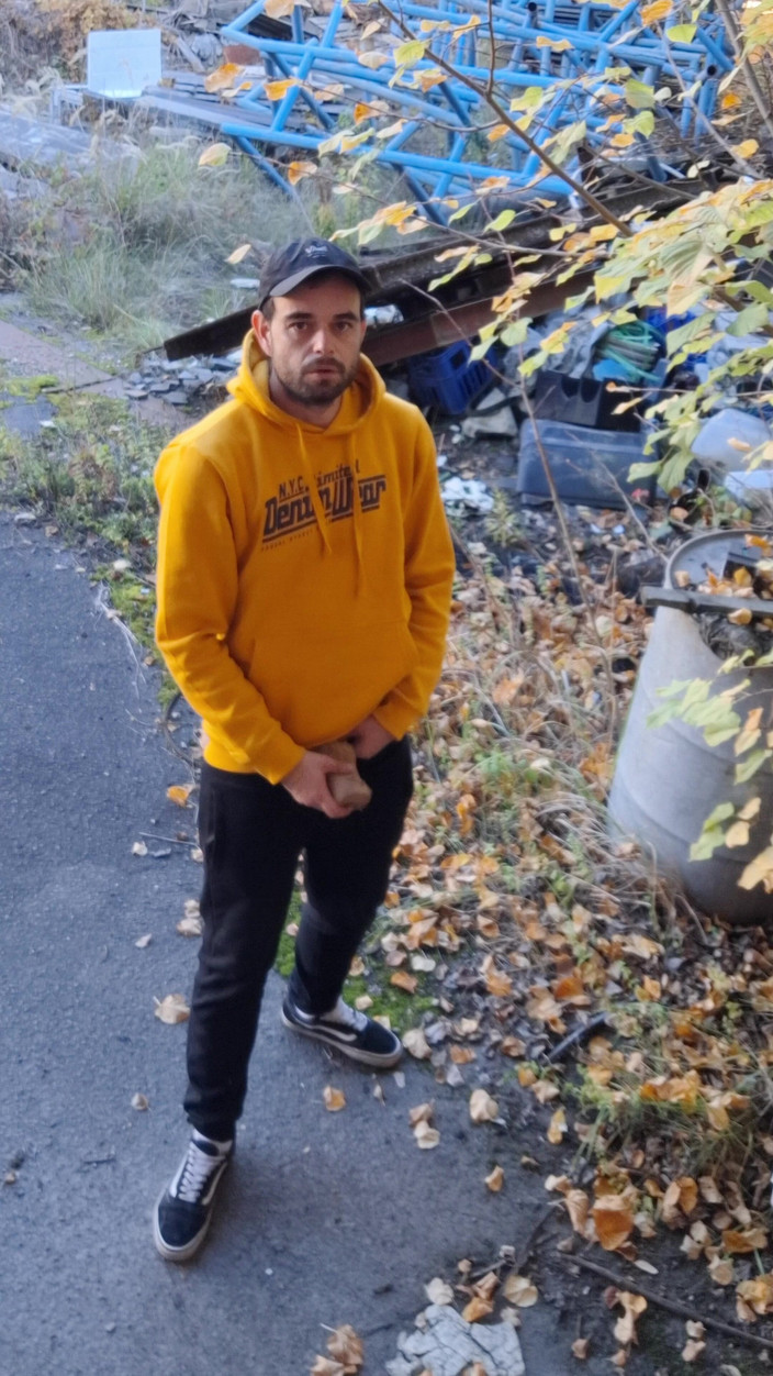 jerkofflover: Thủ dâm trong một nhà máy bỏ hoang ngoài trời...