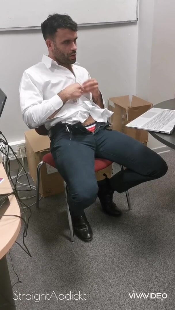 Straight Addickted: Regardez ce hétéro excité se branler discrètement au bureau ! Et...