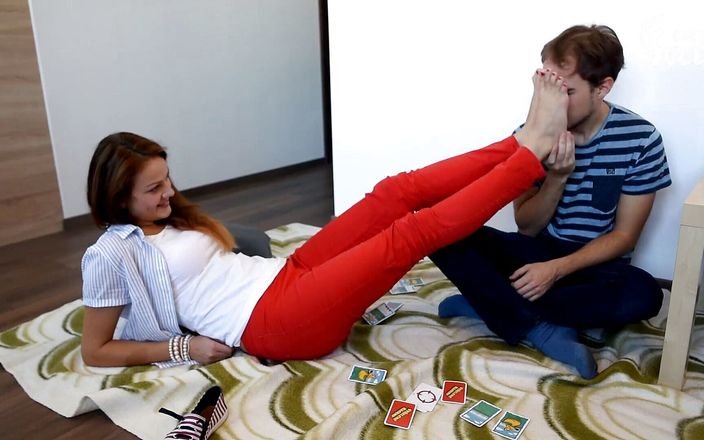 Czech Soles - foot fetish content: Kaartspel losser moet Megan&amp;#039;s voeten ruiken