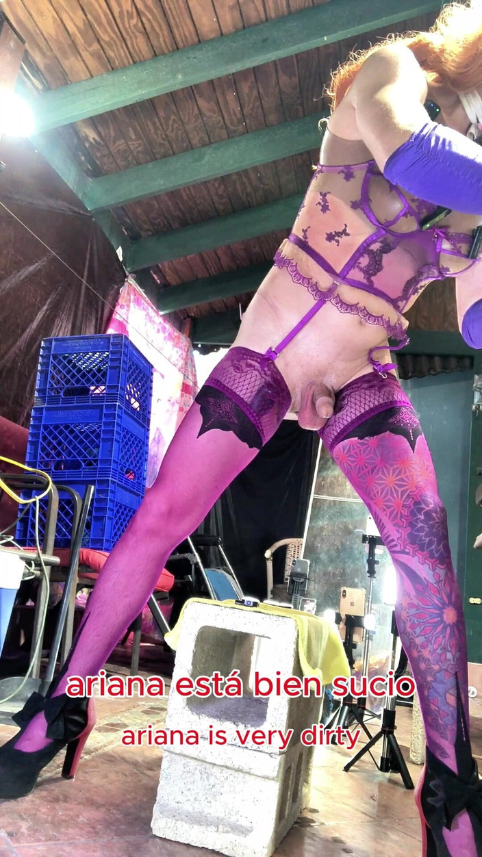 Benito414: Shemale seksi dalam pakaian dalam Violet masukkan botol ke dalam...