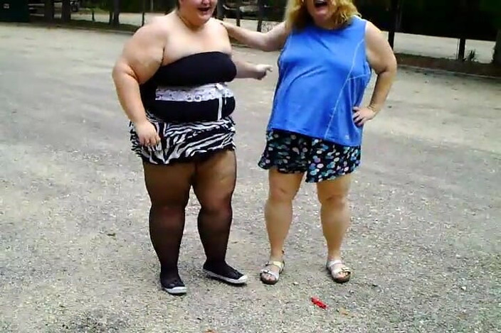 BBW nurse Vicki adventures with friends: Angie Kimber y yo jugamos con globos