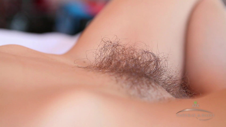 ATK Hairy: デニーはあなたが彼女の素敵な小さなマフを見てほしい