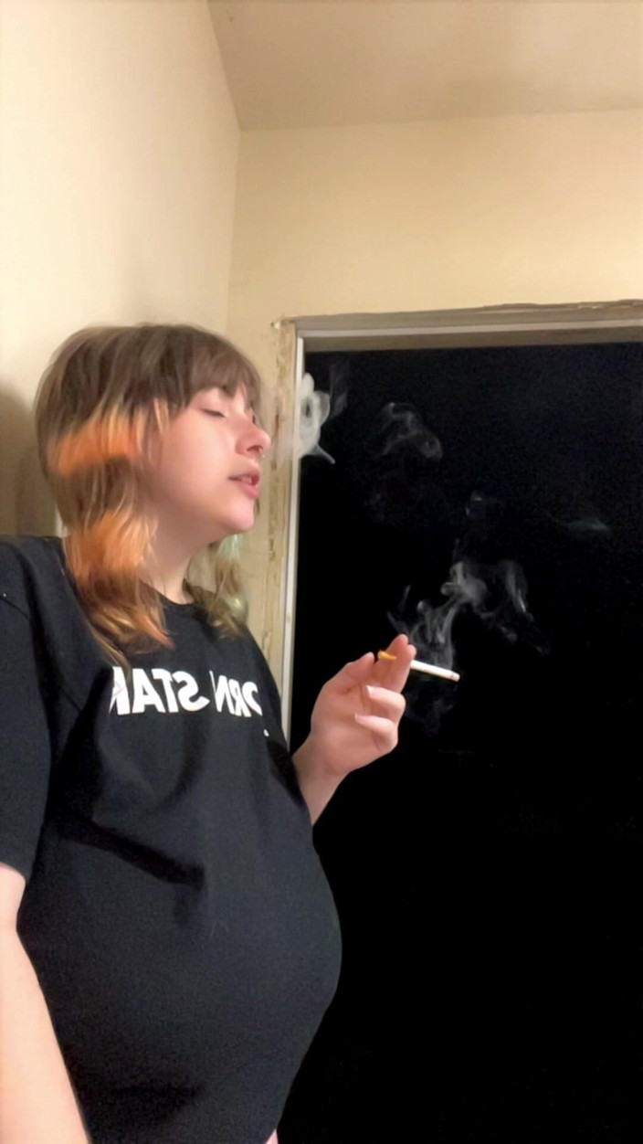 Mushroombitchx: La pornostar si fuma una sigaretta