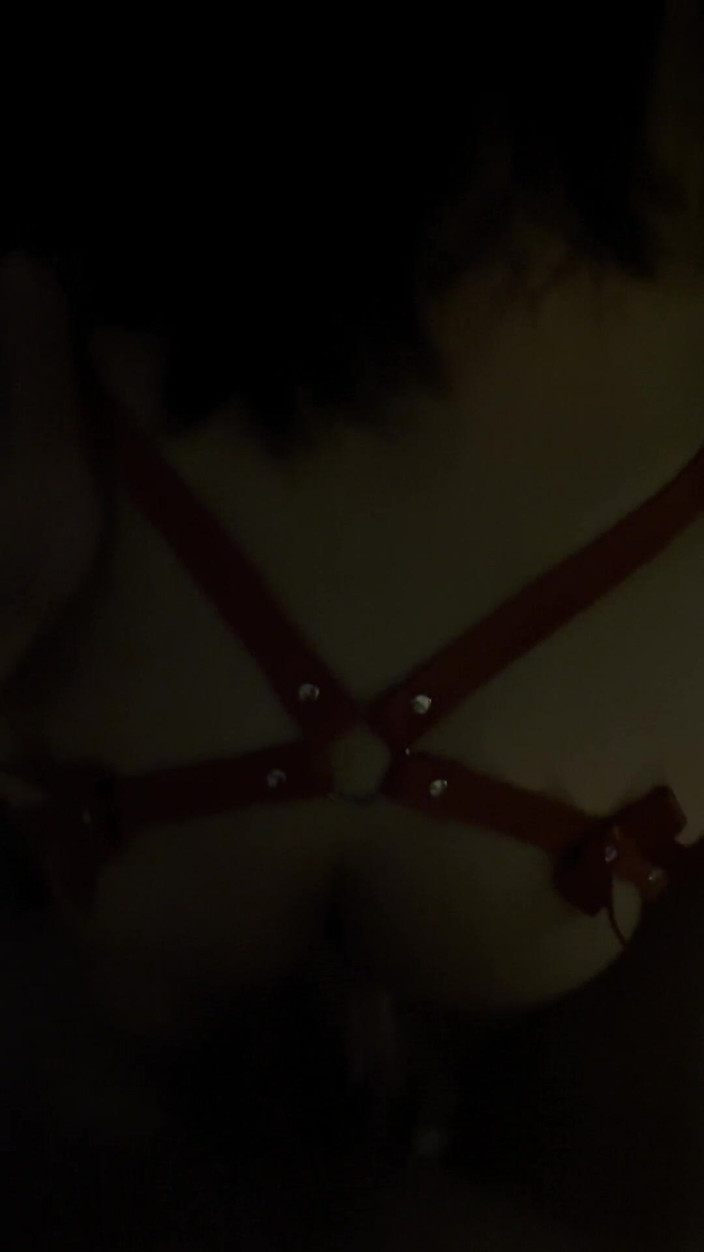 AsianHoneyAss: ホテルの窓に向かって情熱的な後背位セックス、革のコスプレ