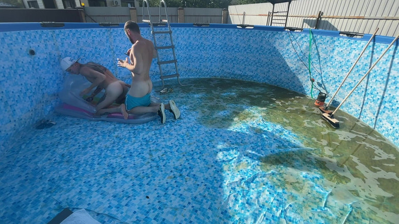 Falcon Al: Bos #395 ngentot pria ini di pinggir kolam renang sambil ditonton...