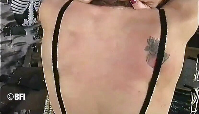 House of lords and mistresses in the spanking zone: Stoute vrouw wordt vastgebonden en geslagen