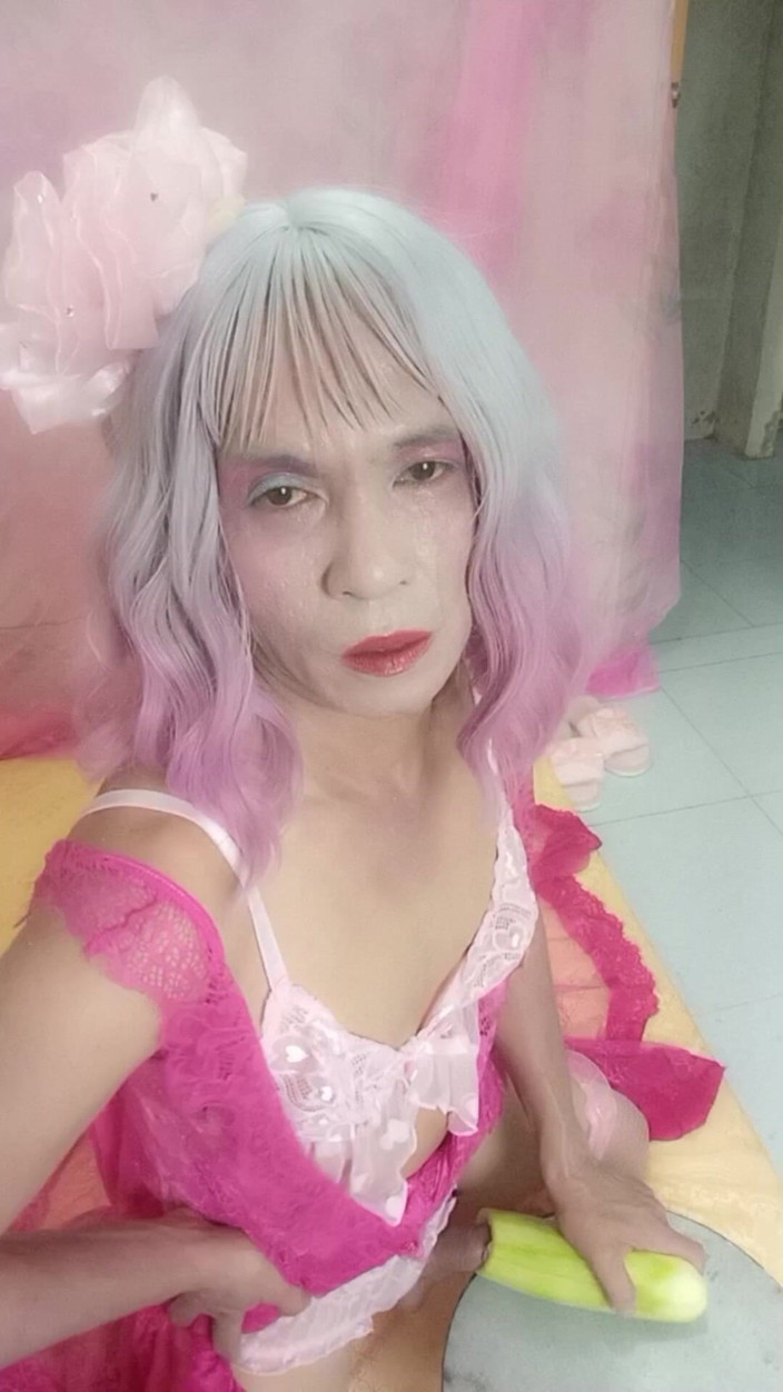 nguyen dang thien tri: Transgender Oanh Le Wears a Sexy Dress and Masturbates.