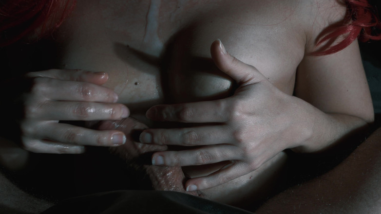 Jay_kate: 彼は私の胸を突き、首に射精しました