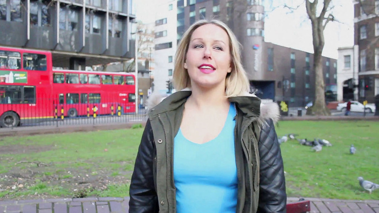 Kinky Porn Freaks: ダウンタウンの通りを歩くアシュリーライダー