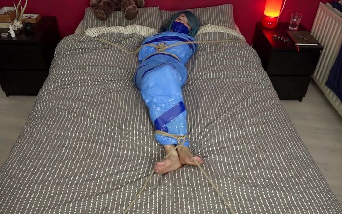 Restricting Ropes: Luna grey - mummificata sul letto