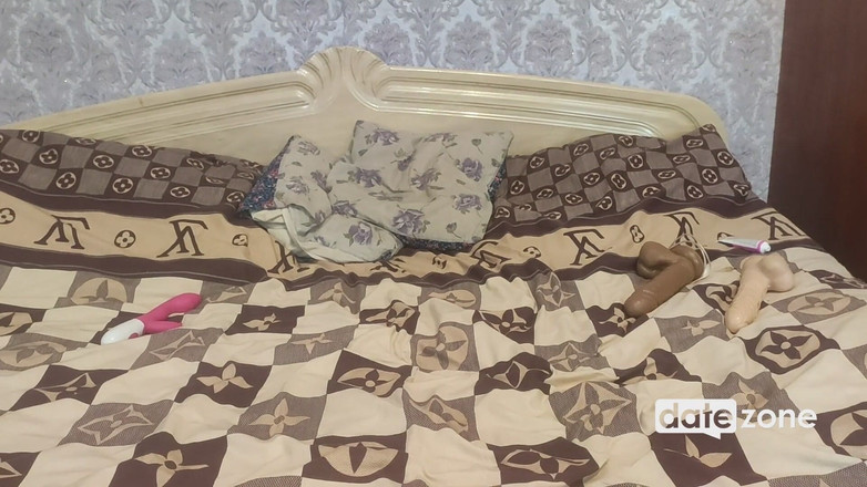 Datezone: Amateur in zwarte lingerie test haar nieuwe speelgoed