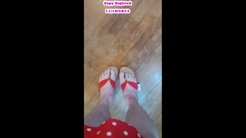 BBW nurse Vicki adventures with friends: Nv लाल फ्लिप फ्लॉप में अपने सेक्सी पैर दिखाती है