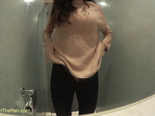 British Slut Talks While Peeing (Sophia Smith UK)