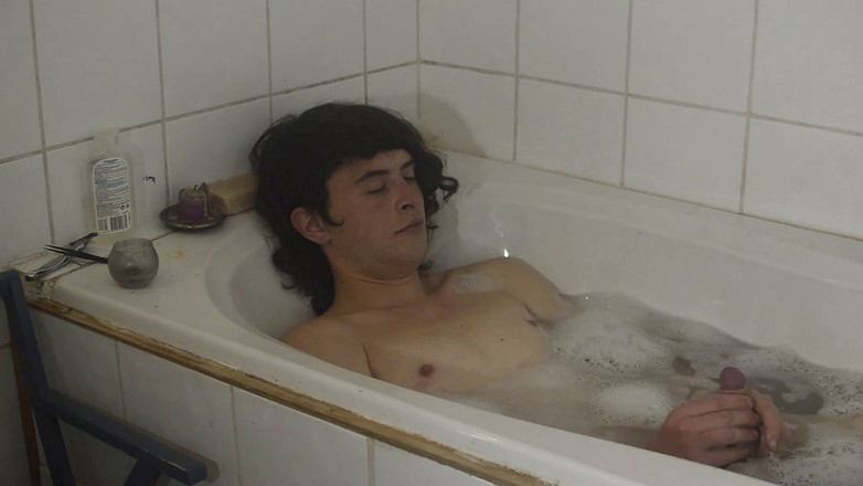 Sara B: Non-biner mandi, merokok, dan coli