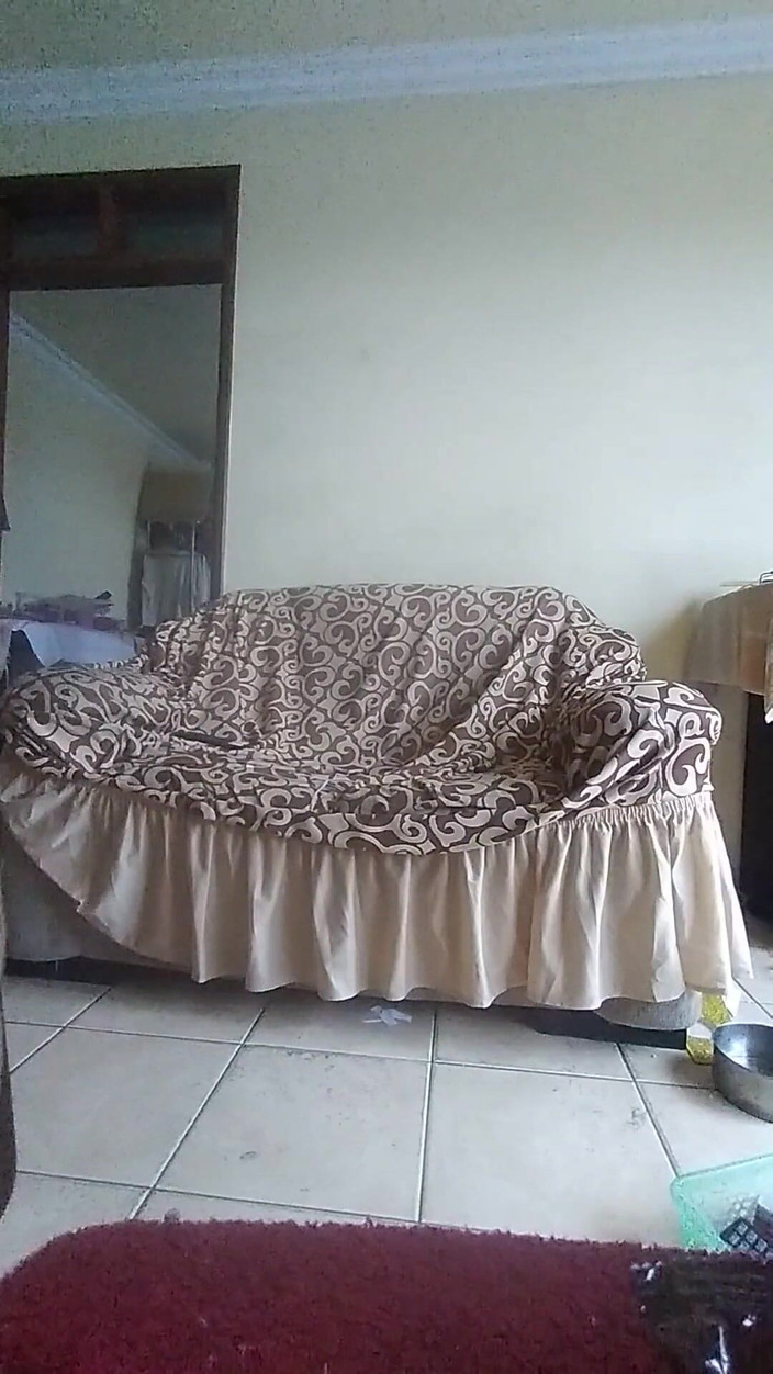 E-Alfa: Seks buatan sendiri di ruang tamu dengan pembantu rumah