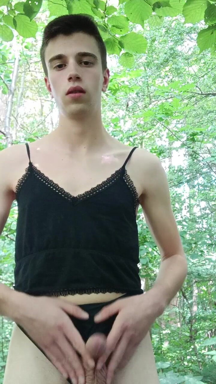 Gryiia: Náctiletá děvka si hraje se svým robertkem