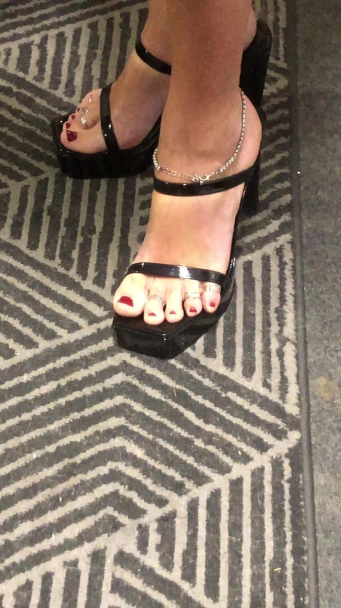 Andreina Naty: Sandal dan Jewels