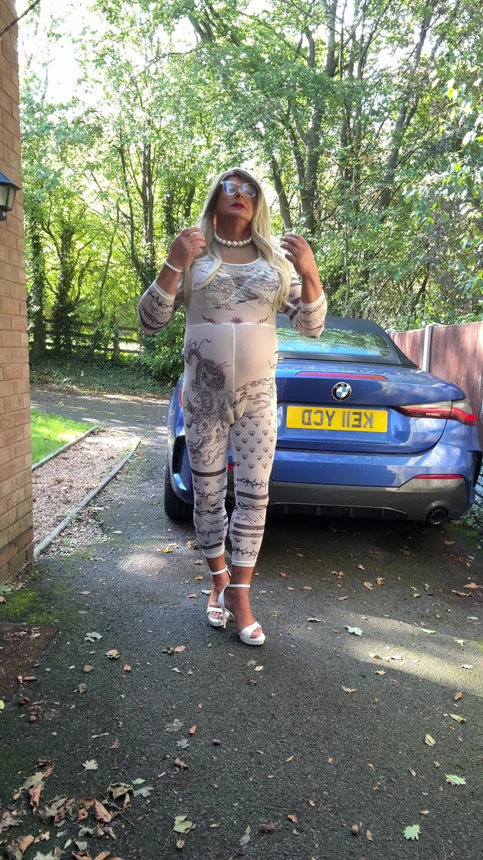 Kellycd2022: セクシーなクロスドレッサーKellycd2022、セクシーな白いジャンプスーツとヒールで