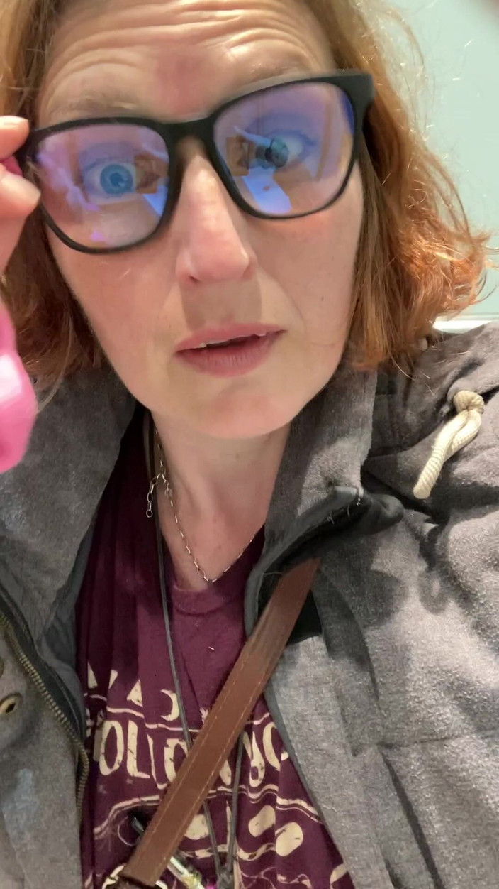 Pissing Paradise: Cewek ini nekat kencing di bandara