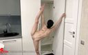 Gymrotic: Jekaterina contorsione nuda fa esercizi