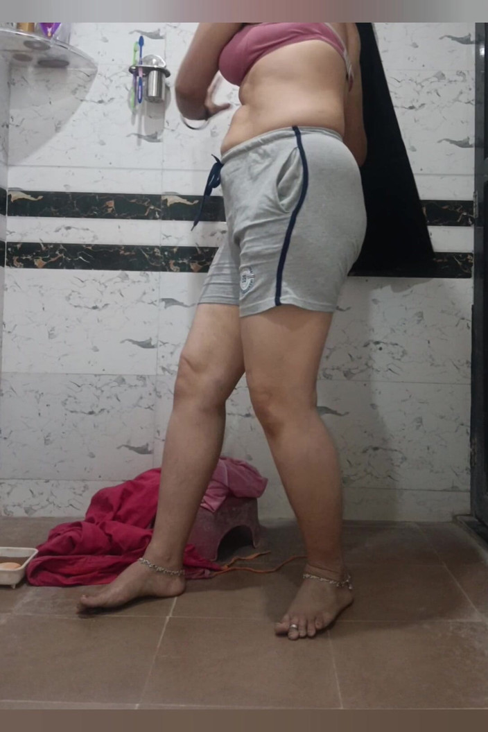 Priyahot77: Priya Bhabi Full Open Body Hot Exercise in Bathroom